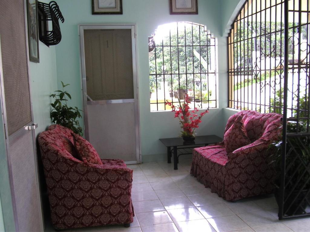 Royal Taal Inn Tagaytay City Екстер'єр фото