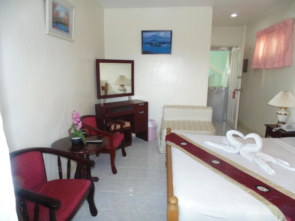 Royal Taal Inn Tagaytay City Номер фото