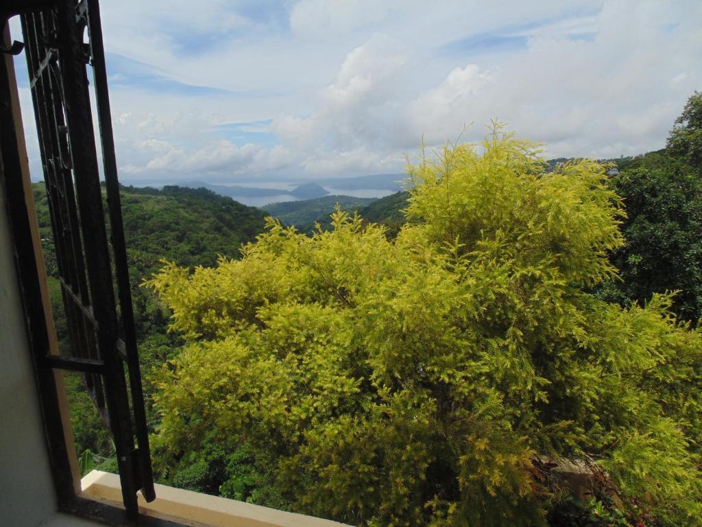 Royal Taal Inn Tagaytay City Номер фото
