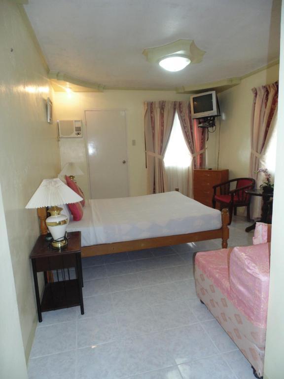 Royal Taal Inn Tagaytay City Номер фото