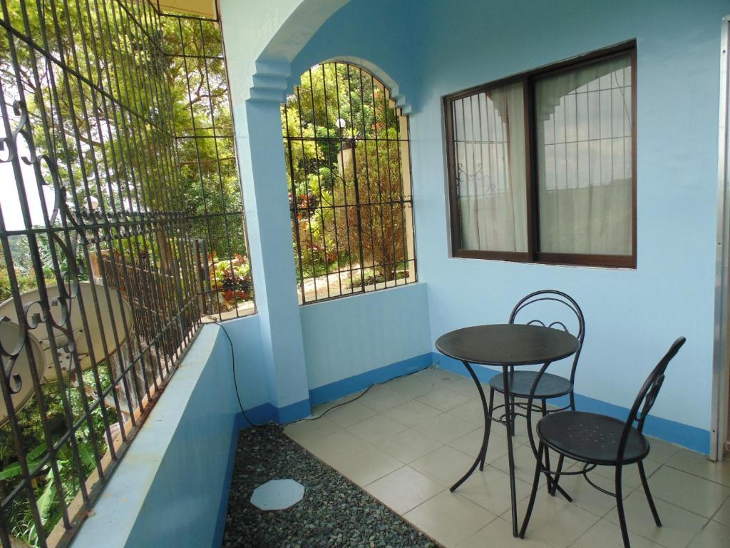 Royal Taal Inn Tagaytay City Номер фото