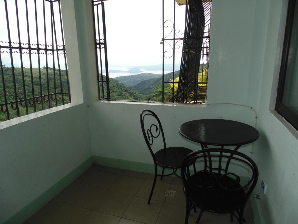 Royal Taal Inn Tagaytay City Номер фото