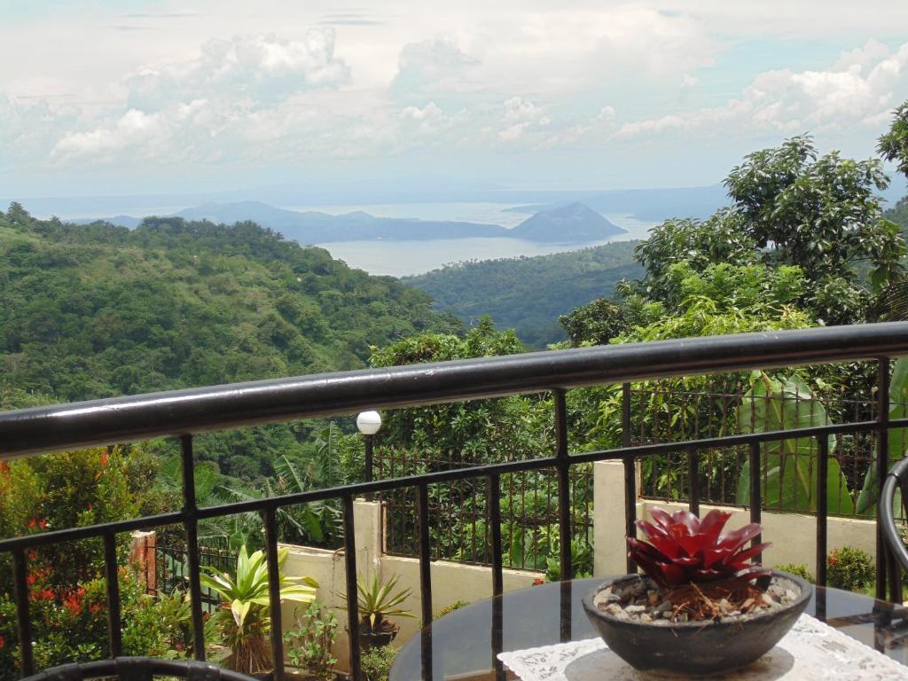 Royal Taal Inn Tagaytay City Номер фото