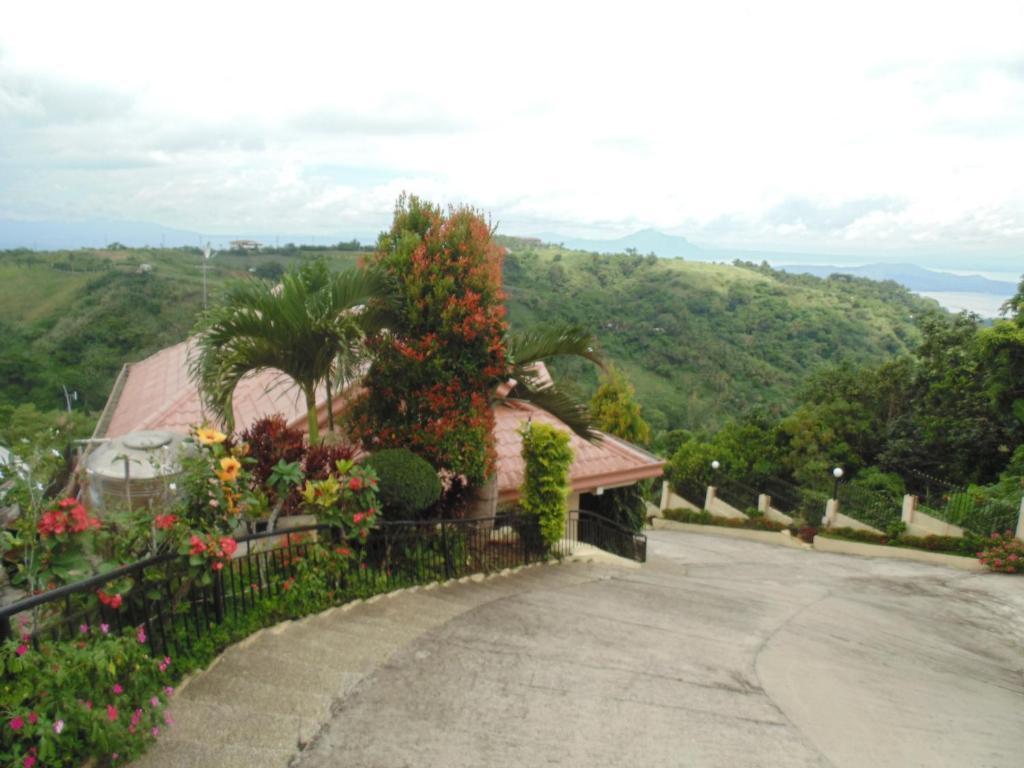 Royal Taal Inn Tagaytay City Номер фото