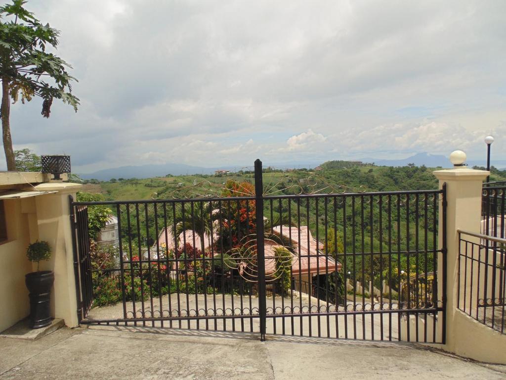 Royal Taal Inn Tagaytay City Номер фото