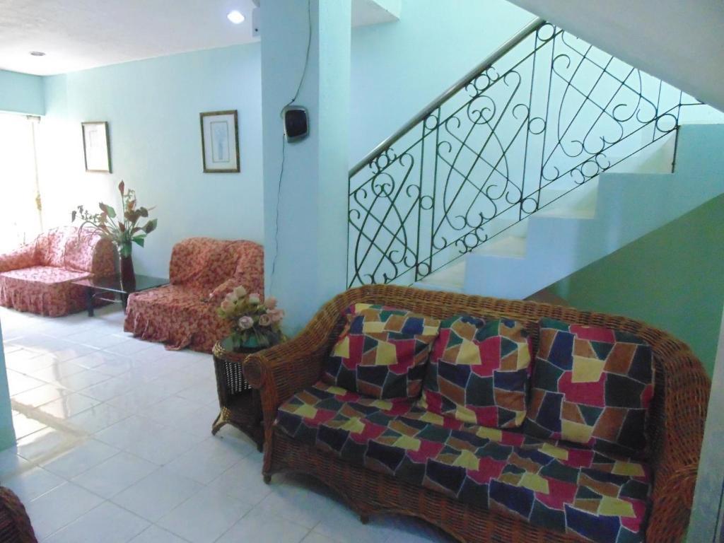 Royal Taal Inn Tagaytay City Екстер'єр фото