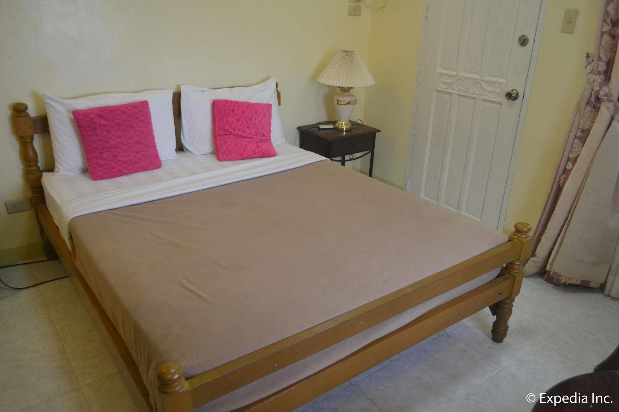 Royal Taal Inn Tagaytay City Екстер'єр фото